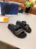 2022 Designer Men Slippers Trainer Mule Summer Outdoor Fashion Luxury Mens Buckles Metallic Leather Sandal Slides Beach Shoe Size Eur 38-46