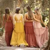 Abito da damigella d'onore in chiffon Boho 2023 A-Line senza spalline con volant Abito da sera lungo con spacco sul pavimento Festa da damigella d'onore senza schienale