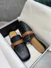 Дизайнерские женские туалеты мулов Slippers Sandals Осуренные кожа