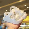 Småbarnsdesigner Sandaler Koreanska sandaler 2024 Summer Boys Girls Toddler Shoes 0-1-2 år gammal mjuk botten som inte slipar män och kvinnors designer babysko