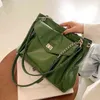 푸 빵 여자 가방 2022 새로운 패션 트렌드 싱글 어깨와 체인 흰색 녹색 고용량 핸드백