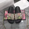 Kvinnors designer tofflor gummi glider platta blommor sandaler sommarstrand sandal glid platt plattform lady hem flip flops randiga blommor flickor kausal toffel 35-48