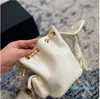 2022 nouvelle mode vintage blanc classique mini rabat matelassé seau sac à dos sac chaîne en métal doré matériel bandoulière extérieur cosmétiques de luxe