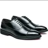 2021 Nya män skor mode trend fast färg pu klassisk ihålig snidad spets bekväm affär casual oxford skor dh912