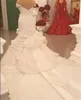Gorgeous Beading Mermaid Bröllopsklänningar Bröllopklänningar 2022 Lace Appliqued Off The Shoulder Tiered Sweep Train Arabic Robe de Mariée Bes121