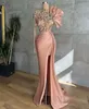 2022 Elegante één schouder Lange mouw Mermaid Avondjurken Sexy Front Split Sweep Train Blush Pink Crystal kralen Formele Avond gelegenheid Jurken Robe de Soiree