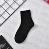 Hommes chaussettes Femmes Haute Qualité Coton classique Cheville Lettre Respirant noir et blanc mélange Football basket Sport Chaussette BON