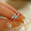 結婚指輪Dainty女性Aqua Blue Hollow Ring Charm Charm Silver Color for Luxury Square Zircon Stone Engagement RingweddingEDWI22