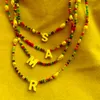 Colliers de perles de rocaille de verre coloré de perles naturelles ornées de lettres personnalisées à la mode pour dame partychokers