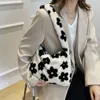 Sacs de soirée Femmes Automne Hiver Belle Fleur Noir Et Blanc Sac À Main Femme En Peluche Simple Épaule Messenger Aisselle BagEvening