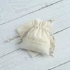 100pcs Logo personnalisé Nature Cotton Bijoux DrawString Sac Emballage Organisateur Small Gift Pouch pour Sac de bonbons de fête de mariage