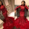 2022 Wunderschöne funkelnde rote Meerjungfrau Abendkleider pailletten mit Federn Langarm Afrikanische schwarze Girl Prom Kleider formale Partykleid bes121
