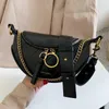 Bolsas de noite Camas de couro pequenas cadeias crossbody feminino 2022 Designer Bolsa de mensageiro de peito Bolsas de celular sólido e perseguindo