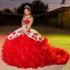 Luxe witte en rode quinceanera -jurken Lagen rok Mexicaans bloemenfeest Prom Sweet 15 jurk