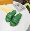 Fad Metal Chain Solid Color Slipper Woman Open-Toe Slippers Högkvalitativa läder tjocka sulor Slitiserade sandaler inomhus badrum flip-flops designer strandskor