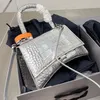 Bolsa tiracolo meia-lua de couro cru Bolsa tiracolo transversal Clutch Metal Letra Pingente Bolsa Bolsa Feminina Carteira de Couro Genuíno