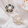 Rose fleur perle broche épinglettes émail camélia Corsage broches pour femmes femme écharpe boucle Badge bijoux de mode