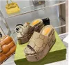 2022 Pantofole da donna Parigi Designer con zeppa Modello Ricamo Lettere Spiaggia Scivoli casual Infradito Piattaforma da donna Fondo spesso Aumenta Sandali antiscivolo Grande 35-43
