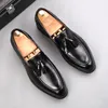 Brogue män elegant italienska festklänningskor varumärke slip-on mode formell coiffeur patent bröllop läder casual affär loafers