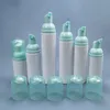 Weiße 30-ml-PET-Flasche mit schäumendem Reinigungsmittel und Schaumspender-Pumpe in Reisegröße. Seifenflaschen 30 ml mit rosa-weiß-roségoldener Schaumpumpe