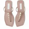 Sandalias planas de diseño de lujo Alaina para mujer, chanclas con correa con adorno de perlas, zapatillas informales para caminar para mujer, zapatillas de verano
