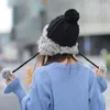 Berets H7732 Dames Bomber Hat Winteroorbescherming Dik thermisch warm gebreide pet Koreaans student meisje mooie bontbal schattige eenvoudige petten