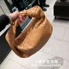 デザイナーVenetas Handbags S Baodiejia 22 New Teen Jodie Handbag Woven Cloud Bag Hand Bag Knotted Armpit Bag188g