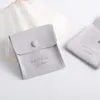 Cadeau cadeau en gros 8x6cm gris petit logo personnalisé boucles d'oreilles bague collier bijoux en microfibre sac d'emballage enveloppe bijoux pochettescadeau