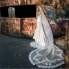 Brudslöjor V110 Lång slöja i bruden Amanda Novias -katedralen med blommig fransk spets trim som ska kantas i spetsbryggan
