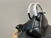 Ny läder triangelväska lyxig dam designer crossbody väskor kvinnor mode axel handväskor klassisk sofistikerad form av den övre handtag handväska storlek 26 cm*18 cm