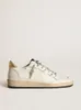 Låg topp små smutsiga skor designer lyx italiensk retro handgjorda bollstjärna ltd sneakers i vitt läder med guldlaminerade läderinsatser-2