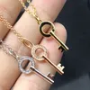 Europe America Fashion Lady Women Brass Graved T Letter 18K Guldkedjans halsband med Pave Diamond Crown Key Pendant5813538