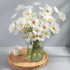 Couronnes de fleurs décoratives 5Pcs / lot Décoration artificielle Marguerites de camomille Soie Faux Living Rome Home Decor Gardern Table Ornement 7 Colo