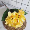 Fleurs décoratives couronnes une soie de soie tige de longue tige frangipani simulation de branche de fleurs plumeria rubra pour les centres de mariage à la maison f8672618