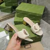 2022 Designer Sexig platt toffel Kvinnor Slåsande utskuren Högkvalitativ Real Leather Slipper Sandal Square Muls broderad plattform Gummisandal med låda