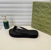 Hoge kwaliteit luxe rubberen slipper ontwerper platte bodem flip-flops zomer buiten sandalen zacht comfort vrouwen strand schoenen thuis badkamer