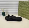 Chanclas de goma de lujo de alta calidad, chanclas de fondo plano de diseñador, sandalias de verano para exteriores, zapatos de playa suaves y cómodos para mujer, baño en casa