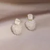 Orecchini a bottone con perle intarsiate fatte a mano, design della Corea del Sud, gioielli di moda, orecchini d'amore dolci ed eleganti, accessori da sposa da donna