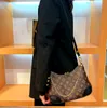 Monedero y bolsos de mano para mujer, nuevo bolso informal clásico a la moda para mujer, bolso para axilas con flores, diseño de cuero de gran capacidad M45832