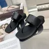Sandália de deslizamento de couro de grife para mulheres: sandálias planas de cabeça quadrada, chinelos e chinelos em preto/branco - moda de verão de alta qualidade com amplo ajuste e caixa no373