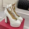 Zapatos de plataforma de plataforma tostado zapatos de patente marfil cuero de tacón con correa de tobillo tacón tacón grueso tacón tacón de 155 mm vestidos de punta redonda zapato diseñadores de lujo de lujo calzado de fábrica