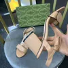 Deri orta topuk sandalet moda kadınlar mektup altın metal yaz tasarımcısı düz kadın sandalet ayak bileği tokası orta topuk 7cm kauçuk dış taban ayakkabıları