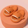 Slipers de banheiro de tubarão de desenho animado feminino super macio deslizadores de nuvem não deslizam sandálias de chinelos de chuveiro seco rápido