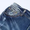 Мужские джинсы, вымытые старыми дизайнерскими буквами, вышитыми на патч.