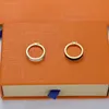 Diseñadores de alta calidad Anillo Carta Anillos para hombres Moda Joyería clásica para mujer V Cuadrado Pareja Par Anillo 2 Estilos Regalo de aniversario Bueno, muy agradable.