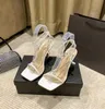 مصمم صندل نساء أحذية فاخرة تمتد من الجلد الصندل مع سلسلة زخرفة مربعة إصبع القدم رفيع كعب EU35-40 مع زفاف الفساتين