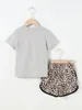 T-Shirt mit Leoparden- und Figurengrafik für Kleinkinder und Mädchen mit kontrastierender Bindung, Shorts SIE
