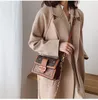 Tamanho 25x17x8cm Luxury ombro Designers Bolsas Bolsas Bolsa Bola Brown Flores Mulheres Tote Letra Carta de Couro Bolsas de ombro Crossbody Plaid Brown Plaid