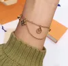 Golden Four-Leaf Clover Round Letter L Hemma Kvinnor Armband Länk Luxur Designer Double-Layer Hollow Birthday Present smycken bleknar inte