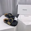 Khaite Downing Goldtone Buckled Leather Mules Slippers Luxe Slipon Beach Shoes rundade stängda tår avslappnade lägenheter för kvinnor L9501033